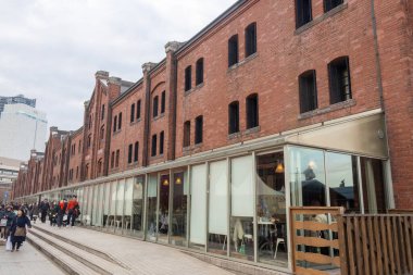 Yokohama, Japonya - 23 Aralık 2025: Akarenga veya Yokohama, Japonya 'daki Kırmızı Tuğla Deposu. Tarihi, yenilenmiş bir kırmızı tuğla bina kompleksi. Alışveriş ve yemek için popüler bir yer.