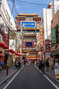 Yokohama, Japonya - 23 Aralık 2025: Yokohama, Japonya 'da Çin Mahallesi Vibrant Caddesi. Renkli kapılar ve bir dizi Çin yiyeceğiyle dolu enerjik sokaklar canlı ve hareketli bir atmosfer yaratıyor.