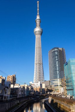 Tokyo, Japonya - 17 Aralık 2025: Japonya 'da Tokyo Skytree' nin inanılmaz yapısı. Gökyüzü ağacı 634 metre yüksekte süzülüyor ve Tokyo 'nun inanılmaz panoramik manzarasını veriyor.