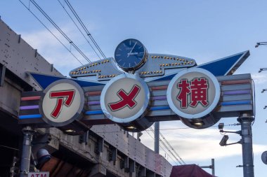 Tokyo, Japonya - 17 Aralık 2025: Ameyoko alışveriş caddesi Tokyo 'nun kalbinde yer almaktadır. Demiryolu hattının altındaki bu işlek pazar caddesinde 400 'den fazla dükkan var..