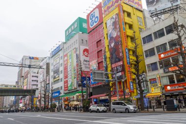 Tokyo, Japonya - 27 Aralık 2025: Akihabara, Tokyo 'daki yüksek katlı alışveriş merkezi ve ofis. Ayrıca Akiba, Tokyo 'nun orta kesiminde birçok elektronik mağazasıyla ünlü bir ilçedir.