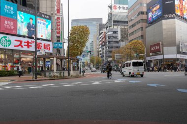 Tokyo, Japonya - 25 Aralık 2025: Tokyo 'daki Shimbashi bölgesinin sokak manzarası. Tokyo 'daki Shimbashi ya da Shinbashi hareketli bir bölgedir, gündüzleri büyük bir iş merkezi ve hareketli bir gece hayatı mekanıdır.