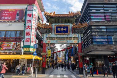 Yokohama, Japonya - 23 Aralık 2025: Zenrinmon Kapısı Yokohama Çin Mahallesi, Japonya. Çin restoranları ve dükkanlarla dolu hareketli caddelerdeki ikonik, renkli Çin tarzı kapıları.