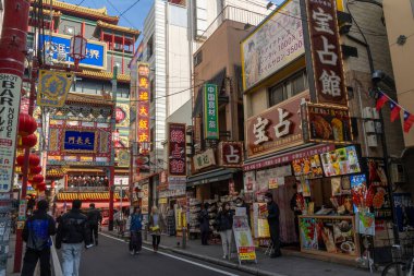 Yokohama, Japonya - 23 Aralık 2025: Yokohama, Japonya 'da Çin Mahallesi Vibrant Caddesi. Renkli kapılar ve bir dizi Çin yiyeceğiyle dolu enerjik sokaklar canlı ve hareketli bir atmosfer yaratıyor.