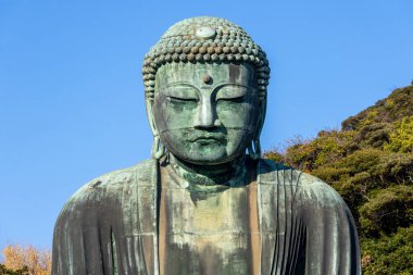Japonya, Kamakura 'nın Yüce Buda' sı. Kamakura ya da Kamakura Daibutsu 'nun bronzlaşmış Büyük Buda' sı 13. yüzyıla dayanır ve Japonya 'daki en uzun ikinci bronz Buda' dır.