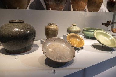 Kuching, Malezya - 28 Ocak 2026: Malezya 'nın Kuching kentindeki Borneo Kültür Müzesi' nde tarihi porselen sergisi. Geleneksel kültür ve ticaretteki önemlerini vurgulayan bu eserler