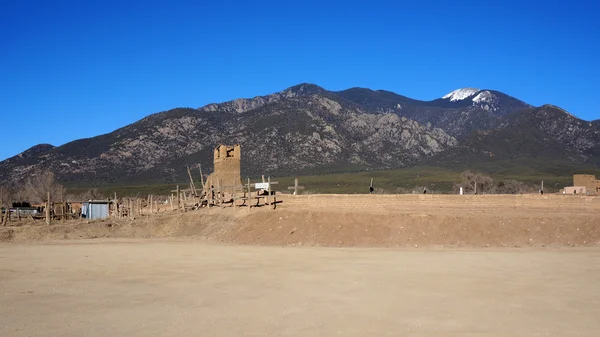 Barevné domy v Taos Pueblo, Nové Mexiko — Stock fotografie