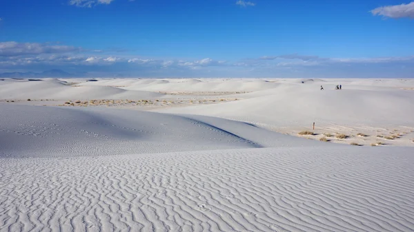 Dunes de sable blanc le jour ensoleillé — Photo