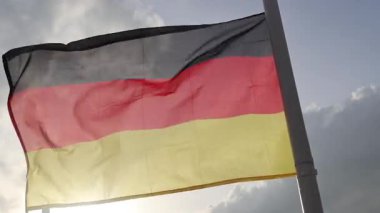 Alman bayrağı bayrak direğinde dalgalanıyor. Alman bayrağı