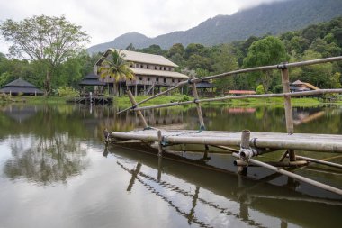 Malezya, Kuching 'deki Sarawak Kültür Köyü. Yaşayan bir müze olarak bilinen bu kültür deneyimi geleneksel uzun evler ve kültürel performanslar sergiliyor.