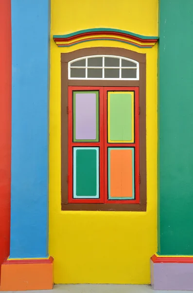 Janelas coloridas e detalhes de uma casa colonial em Little India — Fotografia de Stock