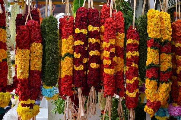 Καλάθι των λουλουδιών που χρησιμοποιούνται για τον hinduism θρησκεία και άνθη — Φωτογραφία Αρχείου
