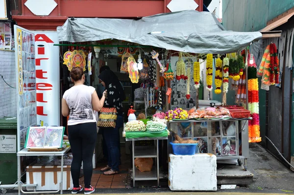 Unbekannte kaufen in einem Lebensmittelgeschäft in Klein-Indien ein und singen — Stockfoto