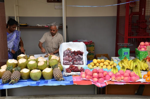 Неизвестные индийские продажи кокосов на улице — стоковое фото