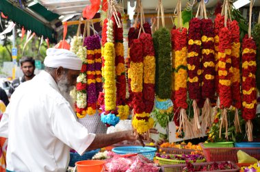 Tapınak Çiçekçi Çiçek ve çelenk satışı için hazırlamak
