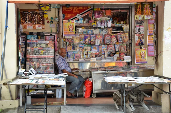 Propietario de la tienda de revistas indias en Little India, Singapur — Foto de Stock