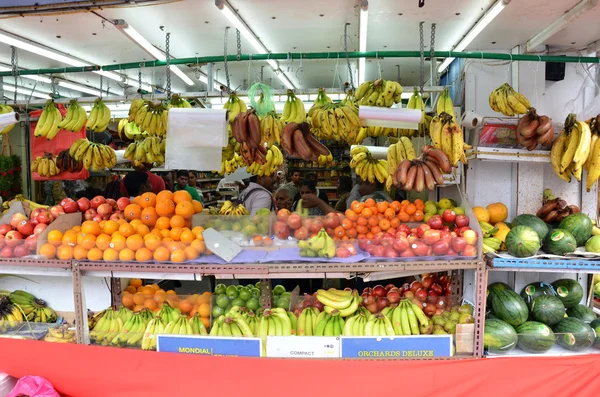 Unidentified people shop at a grocery shop in Little India, Sing — Stock Photo, Image