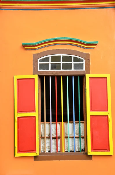 Bunte Fenster und Details an einem Kolonialhaus im kleinen Indien — Stockfoto