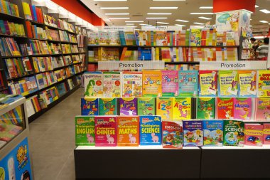 Çeşitli kitaplar ünlü popüler kitapçıda görüntülemek