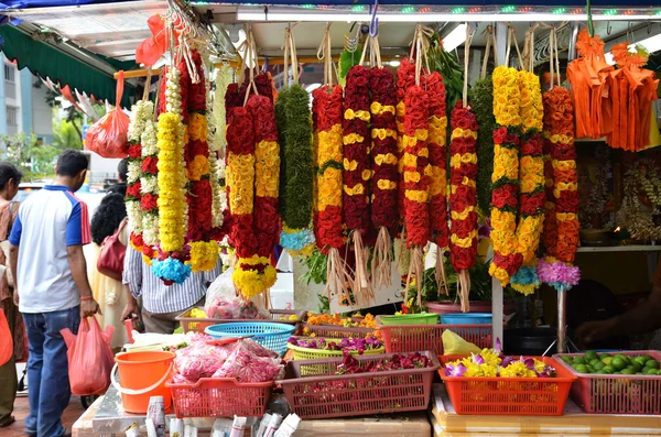 Grinaldas de flores e cesta de flores usadas para a religião hinduísmo — Fotografia de Stock