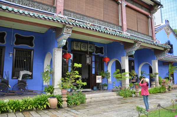 Visitante desconhecido tira uma foto do famoso Cheong Fatt Tze, o Blu — Fotografia de Stock