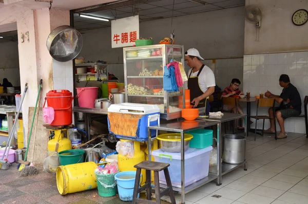 Un uomo che fa spaghetti alla bancarella dei noodle per strada a Penang, Ma — Foto Stock