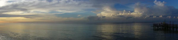 Temprano en la mañana, amanecer sobre el mar — Foto de Stock