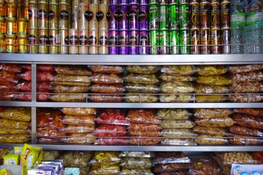 Şeker ve snack raf bir perakende mağazası
