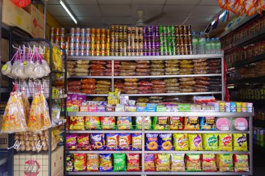 Şeker ve snack raf bir perakende mağazası