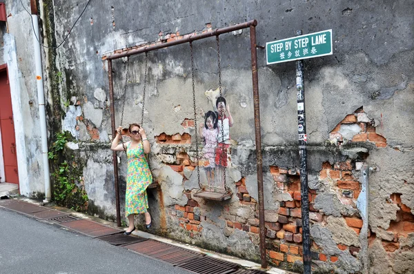 Lokale toeristische poses op straat muurschildering installatie Tittel ' Childre — Stockfoto
