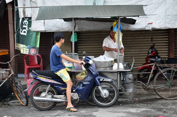 Vendedor vende comida en la calle en Kuala Sepetang, Malayisa — Foto de Stock