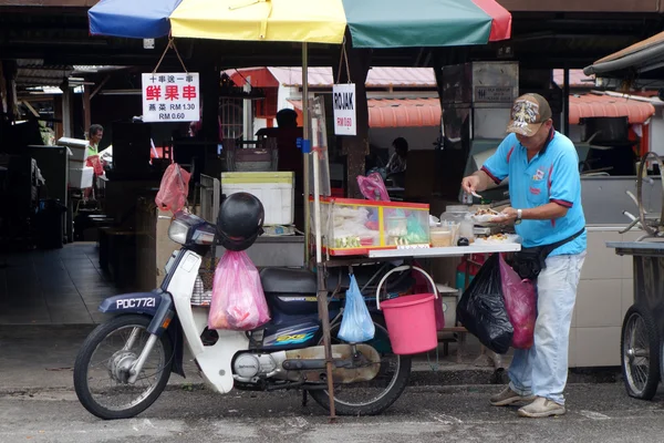 Hawker sells rojak on the road side in Penang, Malaysia — Stock Photo, Image
