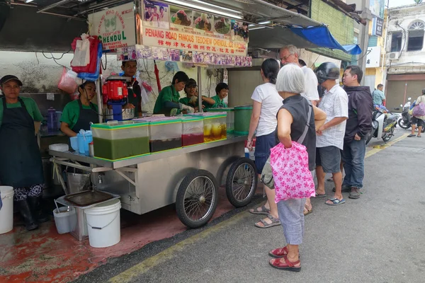 Street hawker vende cendol en Penang, Malasia . — Foto de Stock