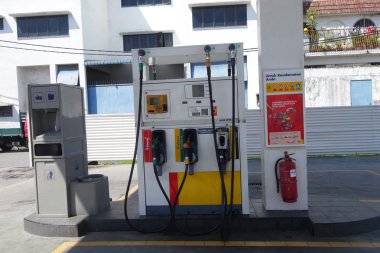 Shell benzin istasyonu güneşli bir gün