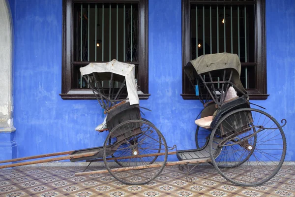 Staré rikša tříkolka poblíž Fatt Tze Mansion nebo Blue Mansion, pero — Stock fotografie