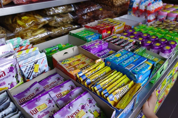 在零售商店的糖果和零食货架 — 图库照片