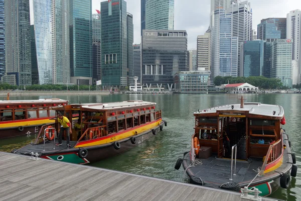 Turistické lodě se blíží Raffles Landing web v Singapuru — Stock fotografie