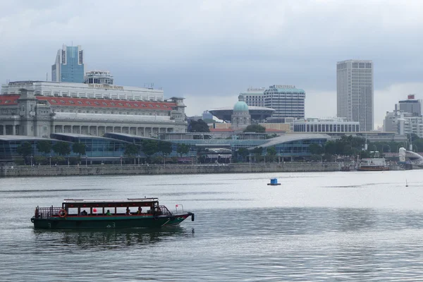 Tourist boat floating on Singapore river — Stock Photo, Image