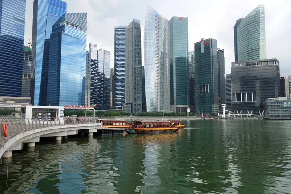 Singapur'daki Raffles açılış Site turist tekne yaklaşıyor — Stok fotoğraf
