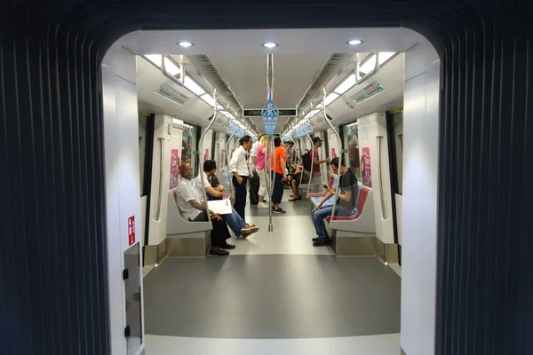 Passagerare på tåget Mrt. Singapore tunnelbanan — Stockfoto