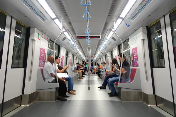 Passagerare på tåget Mrt. Singapore tunnelbanan — Stockfoto