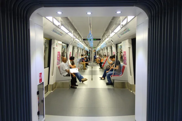 Passageiros no comboio MRT. Metro de Singapura — Fotografia de Stock