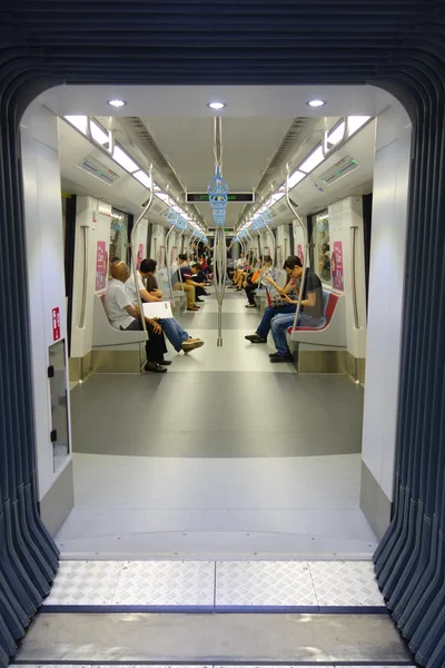 Passageiros no comboio MRT. Metro de Singapura — Fotografia de Stock