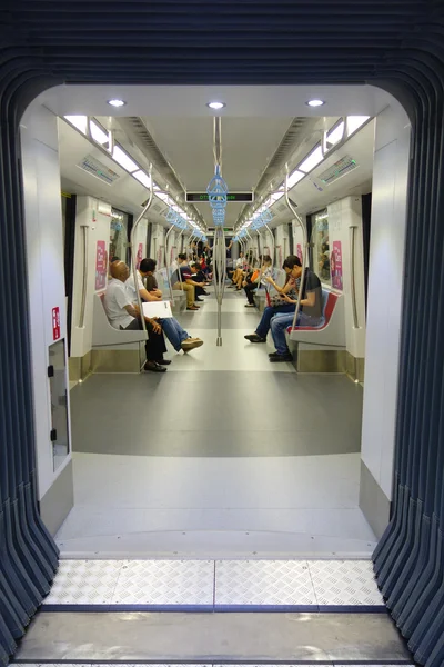 Pasajeros en el tren MRT. Metro de Singapur — Foto de Stock