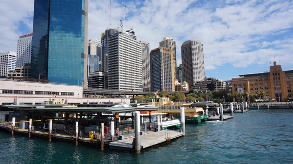 Vista del distrito central de negocios Sydney ciudad del puerto de ferry — Foto de Stock