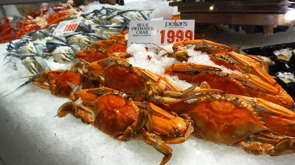 Cartellino del prezzo sul granchio nuotatore blu al Sydney Fish Market — Foto Stock