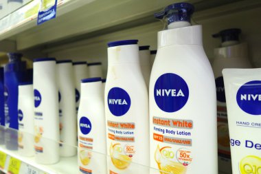 Bir mağazada sergilenen Cilt Bakımı ve kozmetik ürünleri 