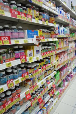 Bir mağazada sergilenen Cilt Bakımı ve kozmetik ürünleri 