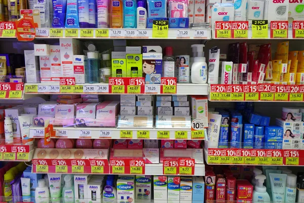 Cuidado de la piel y productos cosméticos en exhibición en una tienda departamental — Foto de Stock