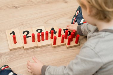 Bebek erken öğreniyor ahşap numaralar yapışır. Matematik çocukları çocuklar için bulmaca sayıyor. Eğitimsel hesaplama, geliştirmek için oyun öğretme. Entelektüel çocuk matematik oyuncağı. Oyun Sayısı Tahtası.